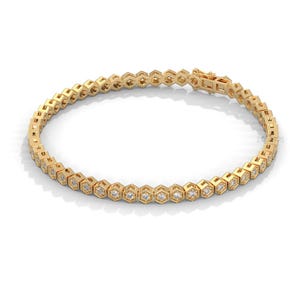 K&ouml;nnte beinhalten: Ein goldenes Armband mit einem sich wiederholenden sechseckigen Design. Jedes Sechseck ist mit einem kleinen, klaren Edelstein besetzt. Das Armband besteht aus gl&auml;nzendem, gelbem Metall und hat einen Verschluss.