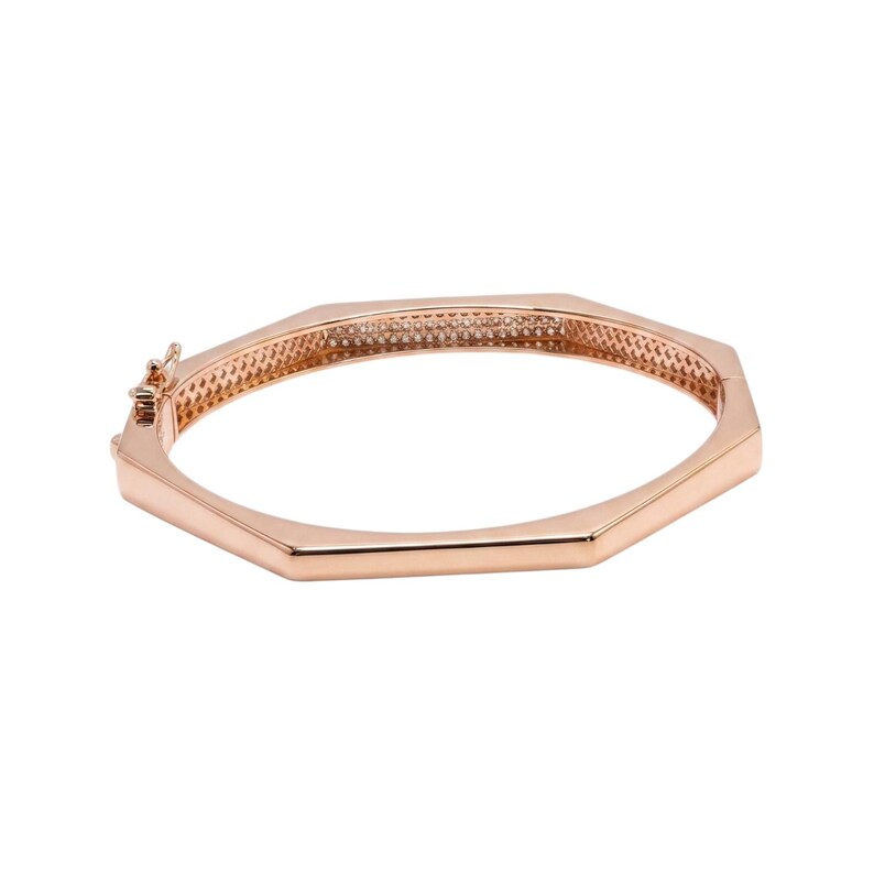 Pode incluir: Pulseira em tom de ouro rosa com design octogonal. A pulseira possui fecho de encaixe e uma faixa interna texturizada. O metal polido reflete a luz, destacando a forma geom&eacute;trica. Uma pe&ccedil;a de joalheria moderna.