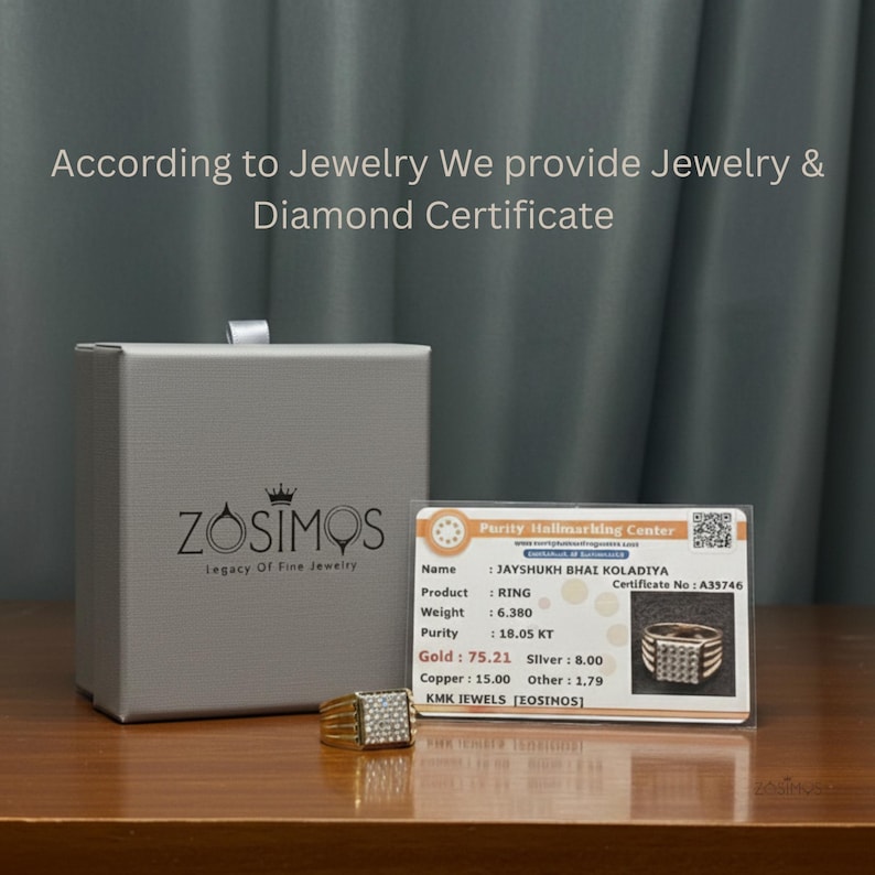 Pode incluir: Um anel de ouro com uma face quadrada, cravejado com v&aacute;rios pequenos diamantes, &eacute; exibido ao lado de um certificado e de uma caixa cinza. O certificado detalha o peso, a pureza e os materiais do anel. A caixa tem o nome da marca "ZOSIMOS".