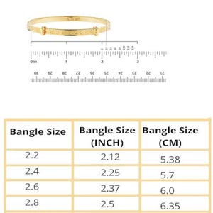 Pode incluir: Uma pulseira dourada com um design gravado, exibida com uma r&eacute;gua e uma tabela de tamanhos. A tabela fornece tamanhos de pulseira em polegadas e cent&iacute;metros, variando de 2,12 polegadas (5,38 cm) a 2,62 polegadas (6,67 cm). O texto "Bangle Size Chart" est&aacute; no topo.