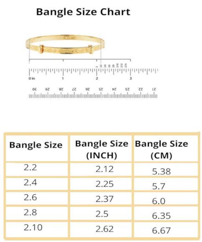 Pode incluir: Uma pulseira dourada com um design gravado, exibida com uma r&eacute;gua e uma tabela de tamanhos. A tabela fornece tamanhos de pulseira em polegadas e cent&iacute;metros, variando de 2,12 polegadas (5,38 cm) a 2,62 polegadas (6,67 cm). O texto "Bangle Size Chart" est&aacute; no topo.