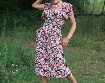 Vestido rosa floral de los años 40, reproducción retro, vestido de la era de las grandes bandas de la Segunda Guerra Mundial, reproducción, patrón de costura vintage de los años 40 de Simplicity