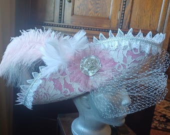 Sombrero tricornio de encaje de novia pirata con joyas brillantes rosas y plateadas y plumas. Disfraz de princesa del siglo XVIII.