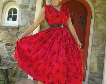Vestido retro rojo de los años 50 con falda completa y corpiño ajustado, disfraz de West Side Story, reproducción vintage con estampado asiático de rockabilly de los años 50, patrón de costura.
