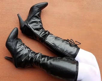 Polainas negras, estilo bruja victoriana o vampiro gótico, de cuero sintético brillante, efecto bota alta para usar sobre tus zapatos, botas de bruja malvada del oeste.