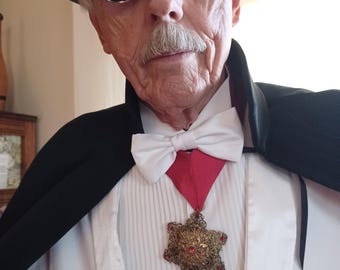 Medallón de joyería de disfraz de Drácula con ornamentación de filigrana de metal dorado y pajarita blanca, accesorios para vampiro estilo Bela Lugosi, talla unisex