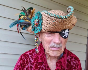 Sombrero de pirata tricornio de verano de lujo, tejido en paja color canela, plumas, cuentas de colores brillantes de loro, talla L