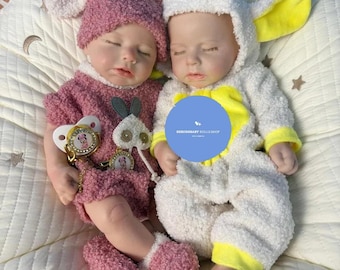 Herboren babypop met realistische huid en lichaam als een echt babyriempje voor op de borst