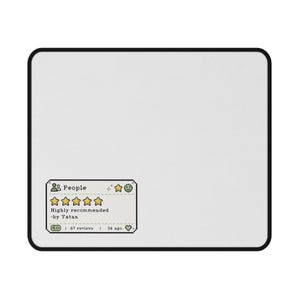 Op de afbeelding: Een rechthoekige muismat met een lichtgrijs oppervlak en een zwarte gestikte rand. In de linkerbenedenhoek toont een pixel-art afbeelding een vijfsterren beoordelingsvak met het label People en de tekst Highly recommended -by Yatan.