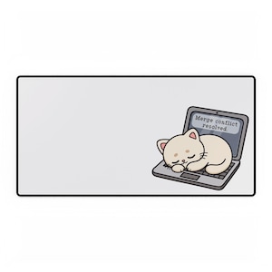 Puede incluir: Una alfombrilla de escritorio rectangular de color gris claro con un borde negro. A la derecha, una ilustración muestra un gato de color crema durmiendo sobre el teclado de un portátil. La pantalla muestra el texto "Merge conflict resolved."