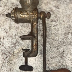 Vintage Universal No. 1 Meat Grinder – Hand Crank, Cast Iron Kitchen Tool