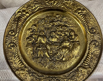 Vintage Messing Wandteller: Geprägte Szene Wirtshaus - Made in England