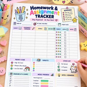 Op de afbeelding: Een wit huiswerk- en opdrachten-trackerblad met kleurrijke koppen, een raster voor vakken, deadlines en prioriteitssterren. Het bevat secties voor een prioriteitsgids, statussleutel, wekelijkse voortgang en notities, versierd met kleine iconen.