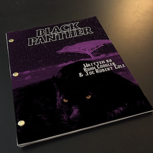 Può includere: Copertina della sceneggiatura del film Black Panther con una silhouette di pantera nera su uno sfondo di cielo notturno stellato viola. Il titolo "BLACK PANTHER" è scritto in lettere bianche. Il testo "WRITTEN BY RYAN COOGLER & JOE ROBERT COLE" è scritto in lettere bianche.