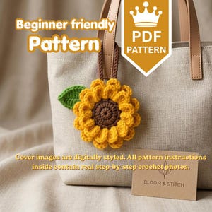 Könnte beinhalten: Eine beige Tragetasche mit einem braunen Häkel-Sonnenblumenanhänger und einem grünen Blatt. Der Text lautet: Beginner friendly Pattern, PDF PATTERN und Bloom & Stitch. Ein Hinweis besagt: Cover images are digitally styled. All pattern instructions inside contain real step-by-step crochet photos.