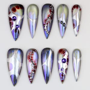 Cyberpunk genähte Press-On-Nägel, handgefertigte metallische silber-irisierende lila blaue Stiletto-Nägel, kantige Niet- und Edelstein-futuristische Nagelkunst