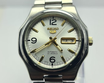 Reloj automático Seiko SNKK62 con esfera plateada y 21 rubíes.