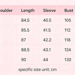 K&ouml;nnte beinhalten: Eine Gr&ouml;&szlig;entabelle f&uuml;r Kleidung mit Ma&szlig;en in Zentimetern. Die Tabelle umfasst die Gr&ouml;&szlig;en S bis 2XL mit entsprechenden Schulter-, L&auml;ngen-, &Auml;rmel-, Brust- und Manschettenma&szlig;en. Der Text "specific size unit: cm" steht unten.
