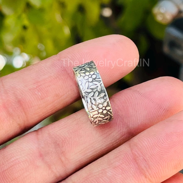 Handgefertigter Floral Gravierter Silber Bandring - Natur inspirierter minimaler Schmuck