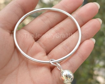 Bracelet-jonc classique uni argenté avec breloque boule suspendue | Bijoux minimalistes à porter au quotidien