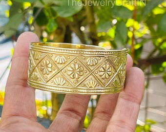 Brazalete de latón artesanal: joyería vintage india con grabado floral