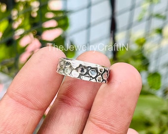 Handgemachter gehämmerter oxidierter Silberbandring, Unisex-Ring mit minimaler rustikaler Textur für den Alltag