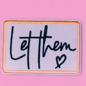 Bügel Patch "let them" | rosa Aufnäher für Kleidung | Iron on patch Gelassenheit | Bügelbild Stickerei
