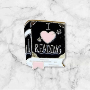 Emaille Pin "I love reading"  | süßer Bücher Anstecker | tolle Geschenkidee und bookish Accessoire für Jacke, Tasche & Rucksack