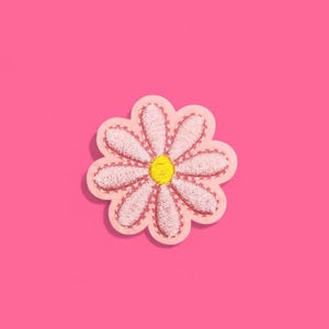 Bügel Patch rosa Gänseblümchen | Iron on patch pink Daisy | Aufnäher für Kleidung | Blume Bügelbild Stickerei | Soft Girl