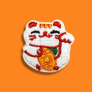 Strykmärke Japansk viftande katt | Kläderlapp | Strykmärke Maneki-neko | Strykbroderi lyckokatt