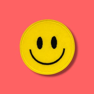 Könnte beinhalten: Ein Set aus drei Keramikbechern mit gesprenkelter, matter Oberfläche. Die Becher sind in Creme-, Hellgrau- und Dunkelgrautönen gehalten. Jeder Becher hat ein schlichtes, minimalistisches Design.