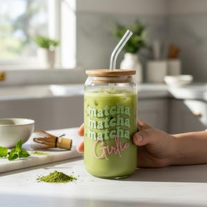 Matcha Trinkglas mit Bambusdeckel und Strohhalm | Geschenk für Freundin & Matcha Girlie | Drinkware for Matcha Lovers