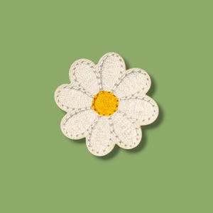 Könnte beinhalten: Ein Set aus drei Keramikbechern mit gesprenkelter, matter Oberfläche. Die Becher sind in Creme-, Hellgrau- und Dunkelgrautönen gehalten. Jede Tasse hat ein schlichtes, minimalistisches Design.