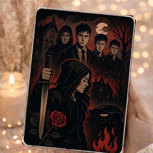 Pode incluir: Uma capa de tablet preta com uma ilustração dramática. Uma figura encapuzada segura uma espada, com uma rosa vermelha na base. O fundo inclui uma lua cheia, um carro e várias figuras. O texto diz "DesignByM Andrew."