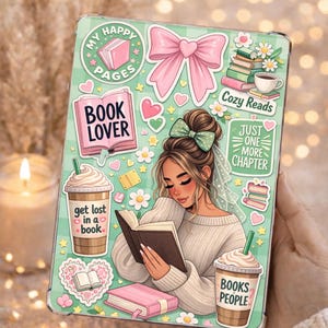 Könnte beinhalten: Eine Tablet-Hülle mit einem Design zum Thema Bücher. Die Hülle zeigt Illustrationen einer lesenden Frau, Kaffeetassen, Bücher und die Sätze "Book Lover", "Cozy Reads" und "Just One More Chapter". Eine rosa Schleife und Herzen ergänzen das Design.