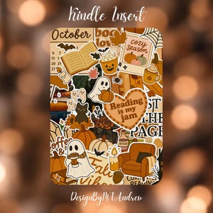 Könnte beinhalten: Ein rechteckiger Kindle-Einsatz mit einer Collage aus herbstlichen Aufklebern, darunter Geister, Kürbisse, eine schwarze Katze, ein gemütlicher Sessel, Bücher und Kerzen in Braun- und Orangetönen mit verschiedenen Schriftzügen.