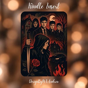 Könnte beinhalten: Ein rechteckiger Kindle-Einsatz mit einer dunklen, atmosphärischen Illustration einer Kapuzenfigur mit Schwert, einer roten Rose, vier Männern im Hintergrund, einem Haus, einem Auto und Flammen. Der Text Kindle Insert und DesignByMAndrew ist zu sehen.