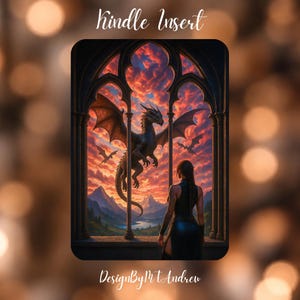 Könnte beinhalten: Ein rechteckiger Kindle-Einsatz mit einer Fantasy-Illustration einer Person, die vor einem Steinbogen steht und einen großen Drachen im Flug vor einem leuchtend orange-violetten Sonnenuntergangshimmel mit Bergen und kleinen Drachen betrachtet.