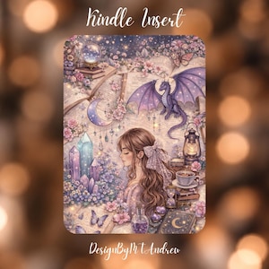 Könnte beinhalten: Ein rechteckiger Kindle-Einsatz mit einer Fantasy-Illustration einer Person mit langem braunem Haar, einem violetten Drachen, einer Mondsichel, Kristallen, einer Laterne und offenen Büchern, verziert mit Blumen, Schmetterlingen und einer Flasche.