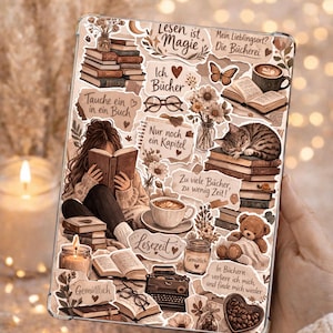 Pode incluir: Uma capa decorativa para tablet com um tema de leitura aconchegante. O design inclui pilhas de livros, xícaras de café, um gato e o texto "Reading is Magic". Outros textos incluem "Ich Bücher" e "Lesezeit".