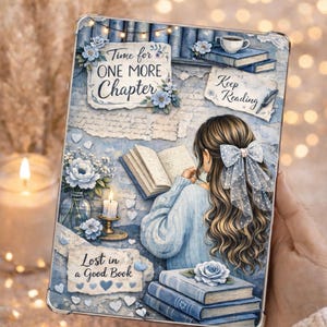 Puede incluir: Una funda de tableta ilustrada en azul y blanco que representa a una mujer leyendo un libro. La funda tiene detalles florales, los textos "Time for One More Chapter", "Keep Reading" y "Lost in a Good Book".