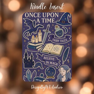 Könnte beinhalten: Ein rechteckiger Kindle-Einsatz mit dunkelviolettem Hintergrund und Fantasy-Illustrationen wie Drache, Zauberhut, Schwert, Kerzen, Büchern, Zaubertrank, Kristallkugel, Schloss, Kristallen und Elf, sowie den Texten ONCE UPON A TIME, FAIRY TALES, BELIEVE IN MAGIC und MYTHS.