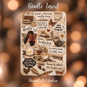 Könnte beinhalten: Ein rechteckiger Kindle-Einsatz mit einer Collage aus buchbezogenen Illustrationen, darunter Bücherstapel, eine lesende Person, ein Teddybär, eine Teekanne, eine Kaffeetasse, eine Brille und Textphrasen wie A book a day keeps reality away und Home is where the books are.