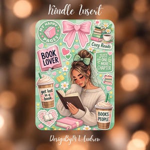 Könnte beinhalten: Ein rechteckiger Kindle-Einsatz mit einer zentralen Illustration einer lesenden Person, umgeben von Aufklebern wie einer rosa Schleife, Kaffeetassen mit Text, Bücherstapeln und Schriftzügen wie Book Lover, Cozy Reads und Just One More Chapter.