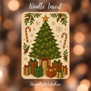 Könnte beinhalten: Ein rechteckiger Kindle-Einsatz mit einem zentralen grünen Weihnachtsbaum mit goldenem Stern, umgeben von Zuckerstangen, Stechpalmenzweigen und Schneeflocken. Unter dem Baum befinden sich verschiedene Geschenkpakete in Grün-, Rot- und Beigetönen.