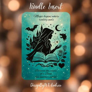 Könnte beinhalten: Ein rechteckiger Kindle-Einsatz mit türkisfarbenem Aquarellhintergrund und goldenen Glitzereffekten. Er zeigt die schwarze Silhouette einer Kapuzenfigur, die ein Buch liest, ein Schloss, eine Fledermaus, eine Mondsichel, einen Wolf, Rosen und ein Herz. Text: Kindle Insert, Magic begins where reality ends, Between the pages of a Book lies another world, DesignByMAndrew.