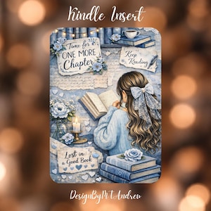 Könnte beinhalten: Ein Kindle-Einleger mit einer blauen Illustration einer Person mit langen Haaren und einer Schleife, die ein Buch liest. Der Text umfasst Time for ONE MORE Chapter, Keep Reading und Lost in a Good Book, ergänzt durch Bücherstapel und eine Kerze.