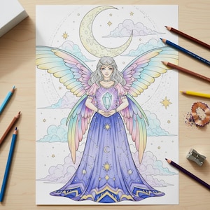 Pu&ograve; includere: Una pagina da colorare dettagliata con una fata celeste con ali arcobaleno, che tiene un cristallo. La fata indossa un abito viola con motivi celesti. Lo sfondo include una luna crescente, stelle e nuvole. Sono visibili matite colorate e un temperamatite.