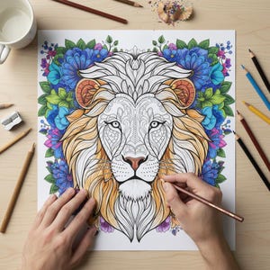 以下が含まれることがあります： 花柄の縁取りが付いた、詳細なライオンの塗り絵が、色鉛筆で塗られています。ライオンのたてがみは薄いオレンジ色で、花の縁取りには青、紫、緑の花が含まれています。画像は木製のテーブルの上にあります。