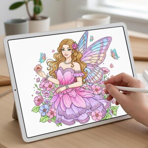Pu&ograve; includere: Un'illustrazione digitale di una fata con capelli biondi, un vestito rosa e ali di farfalla &egrave; visualizzata su un tablet. La fata &egrave; circondata da fiori rosa, blu e viola. Una penna stilo &egrave; tenuta vicino allo schermo.